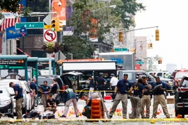 Các điều tra viên làm việc tại hiện trường vụ nổ ở khu vực Chelsea ngày 18/9 vừa qua. (Ảnh: EPA/TTXVN)