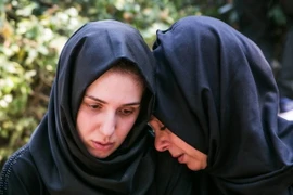 Nỗi đau của người thân tại lễ tang các nạn nhân thiệt mạng trong vụ đảo chính ở Istanbul. (Ảnh: AFP/TTXVN)