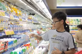 Người tiêu dùng mua sắm tại Siêu thị Co.opmart Saigon. (Ảnh: Thanh Vũ/TTXVN)