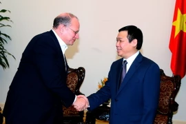 Phó Thủ tướng Vương Đình Huệ tiếp ông Eward Tucker, Chủ tịch Tập đoàn AIA của Hoa Kỳ. (Ảnh: Thống Nhất/TTXVN)