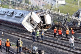 Trong ảnh: Lực lượng cứu hộ làm nhiệm vụ tại hiện trường vụ tai nạn. (Ảnh: Yonhap/TTXVN)