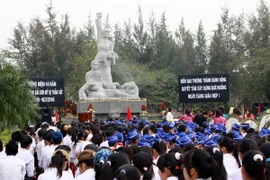 Lễ dâng hương tưởng niệm Ngày giặc Mỹ thảm sát 504 thường dân vô tội tại làng Tư Cung. (Ảnh minh họa: Thanh Long/TTXVN)