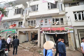 Những căn nhà đối diện nơi xảy ra vụ nổ cũng bị hư hại nặng (Ảnh: Lê Minh Sơn/Vietnam+) ​