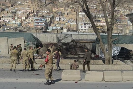 Nhân viên an ninh Afghanistan điều tra tại hiện trường vụ đánh bom ở Kabul ngày 1/2 vừa qua. (Ảnh: AFP/TTXVN)