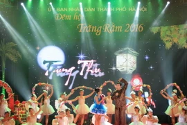Các tiết mục văn nghệ, ảo thuật, múa lân… đặc sắc về Tết Trung Thu tại Chương trình “Đêm Hội Trăng Rằm 2016,” do UBND thành phố Hà Nội tổ chức. (Ảnh: Anh Tuấn/TTXVN)