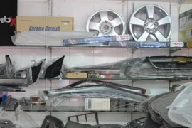 Nhiều phụ tùng ôtô không rõ nguồn gốc xuất xứ đã bị phát hiện và thu giữ trong sáng 14/2 (Ảnh: Đức Duy/Vietnam+)