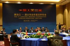 Phó Thủ tướng, Bộ trưởng Ngoại giao Phạm Bình Minh (thứ nhất, bên trái) tại Hội nghị Bộ trưởng Ngoại giao Mekong-Lan Thương lần thứ nhất 2015. (Ảnh: THX/TTXVN)