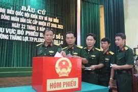 Lực lượng vũ trang tỉnh Gia Lai bỏ phiếu bầu cử. (Ảnh: Hoài Nam/TTXVN)