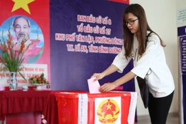 Sinh viên Đại học Quốc Gia TP Hồ Chí Minh tham gia bỏ phiếu tại điểm bầu cử số 27, khu phồ Tân Lập, phường Đông Hòa, thị xã Dĩ An, tỉnh Bình Dương. (Ảnh: TTXVN)
