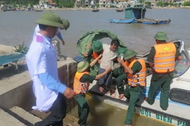 Diễn tập tình huống cấp cứu, đưa ngư dân bị nạn vào đất liền. (Ảnh: Nguyễn Văn Nhật/TTXVN)