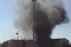 Khói bốc lên từ hiện trường vụ đánh bom xe ở Elazig. (Nguồn: Press TV/TTXVN)