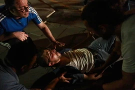 Chuyển người bị thương trên đường phố Ankara trong thời điểm diễn ra đảo chính, ngày 16/7. (Ảnh: AFP/TTXVN) 