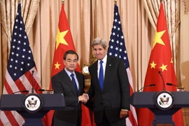 Ngoại trưởng Mỹ John Kerry (phải) và Ngoại trưởng Trung Quốc Vương Nghị tại cuộc họp báo sau hội đàm. (Ảnh: THX/TTXVN)