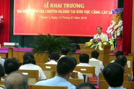 Lãnh đạo Tổng cục Hải quan tham quan Công ty Vinacontrol Thành phố tại Lễ khai trương. (Ảnh: Hoàng Hải/Vietnam+) 