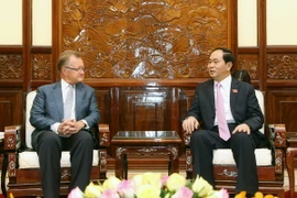 Chủ tịch nước Trần Đại Quang tiếp ông John. A. Quelch, nguyên Phó Hiệu trưởng Trường Kinh doanh Harvard. (Ảnh: Nhan Sáng/TTXVN)