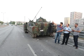 Cảnh sát Thổ Nhĩ Kỳ gác trên cây cầu Bosphorus ở Istanbul ngày 16/7 vừa qua. (Ảnh: EPA/TTXVN)