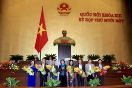Chủ tịch Quốc hội Nguyễn Thị Kim Ngân tặng hoa một số vị nguyên thành viên Ủy ban Thường vụ Quốc hội, Chủ tịch Hội đồng Dân tộc, Tổng Kiểm toán Nhà nước đã được Quốc hội biểu quyết thông qua Nghị quyết miễn nhiệm. (Ảnh: Phạm Kiên/TTXVN)