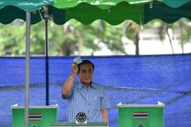 Thủ tướng Prayuth Chan-ocha bỏ phiếu trong cuộc trưng cầu dân ý ở Bangkok ngày 7/8 vừa qua. (Ảnh: THX/TTXVN)