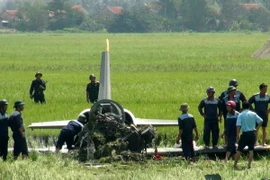 Lực lượng chức năng có mặt tại hiện trường khẩn trương cứu hộ, cứu nạn chiếc máy bay quân sự gặp nạn. (Ảnh: Xuân Triệu/TTXVN)