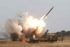 Triều Tiên vận hành thử bệ phóng rocket đa nòng. Hình ảnh này được cho là vụ phóng các vật thể tầm ngắn của Triều Tiên ra vùng biển phía Đông nước này trong ngày 3/3 vừa qua. (Ảnh: Yonhap/TTXVN)