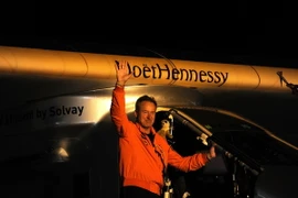 Phi công Andre Borschberg trước khi cất cánh tại sân bay Sevilla ngày 11/7. (Ảnh: AFP/TTXVN)