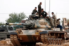 Xe tăng quân đội Thổ Nhĩ Kỳ trong chiến dịch chống IS tại thành phố biên giới Karkamis ở vùng Gaziantep, ngày 24/8. (Ảnh: EPA/TTXVN)