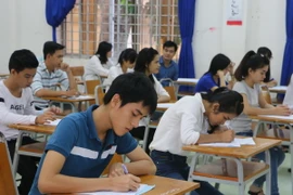 Các thí sinh làm bài thi môn lịch sử tại Hội đồng thi trường Đại học An Giang. (Ảnh: Công Mạo/TTXVN)