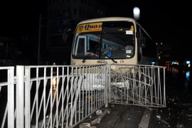 Xe khách phá hỏng hàng chục mét dải phân cách bằng sắt. (Ảnh: Nguyễn Hoàng/TTXVN) 