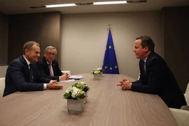 Chủ tịch Hội đồng châu Âu Donald Tusk, Chủ tịch Ủy ban châu Âu Jean-Claude Juncker và Thủ tướng Anh David Cameron (phải) tại cuộc gặp ở Brussels. (Ảnh: AFP/TTXVN)