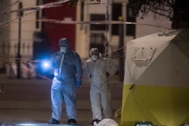 Cảnh sát điều tra tại hiện trường vụ tấn công. (Ảnh: EPA/TTXVN)