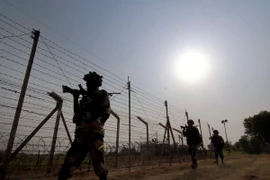 Lực lượng an ninh biên giới Ấn Độ tuần tra dọc Đường ranh giới quốc tế Ấn Độ-Pakistan ở khu vực Arnia, cách Jammu, thủ phủ của Kashmir, khu vực do Ấn Độ kiểm soát khoảng 40km. (Ảnh: EPA/TTXVN)