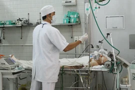 Một nạn nhân nguy kịch đang cấp cứu tại Bệnh viện Chợ Rẫy, Thành phố Hồ Chí Minh. (Ảnh: Phương Vy/TTXVN)