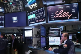 Giao dịch viên làm việc tại sàn chứng khoán New York, Mỹ ngày 26/8 vừa qua. (Ảnh: AFP/TTXVN)