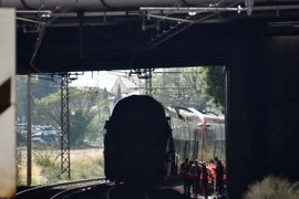 Lực lượng cứu hộ tập xung quanh hiện trường của vụ tai nạn. (Nguồn: AFP)