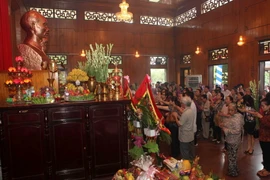 Các tầng lớp nhân dân dâng hương tưởng niệm Chủ tịch Hồ Chí Minh tại Nhà tưởng niệm Chủ tịch Hồ Chí Minh, Khu di tích Kim Liên, huyện Nam Đàn, tỉnh Nghệ An. (Ảnh: Thanh Tùng/TTXVN)