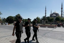 Cảnh sát Thổ Nhĩ Kỳ tuần tra tại Istanbul ngày 21/6 vừa qua. (Ảnh: EPA/TTXVN)