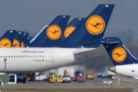 Máy bay của Hãng Lufthansa đỗ tại sân bay Franz-Josef-Strauss ở Munich. (Ảnh: AFP/TTXVN)