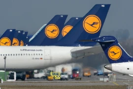 Máy bay của Hãng Lufthansa đỗ tại sân bay Franz-Josef-Strauss ở Munich. (Ảnh: AFP/TTXVN)