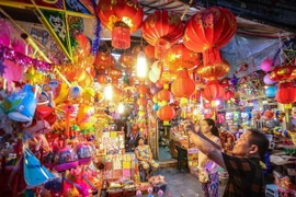 Xen kẽ giữa những đồ chơi Trung Thu truyền thống của Việt Nam là các loại đồ chơi điện tử có nguồn gốc từ Trung Quốc hoặc không rõ nguồn gốc. (Ảnh: Trọng Đạt/TTXVN)