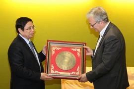 Ủy viên Bộ Chính trị, Bí thư Trung ương Đảng, Trưởng Ban Tổ chức Trung ương Phạm Minh Chính tặng quà Bí thư toàn quốc Đảng Cộng sản Pháp Pierre Laurent. (Ảnh: TTXVN)