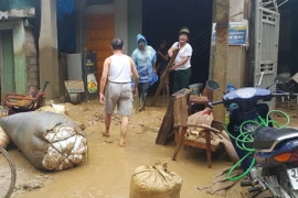 Nước lũ kéo theo bùn đất tràn vào nhà dân tại xã Đồng Tuyển, thành phố Lào Cai. (Ảnh: Lục Thu Hương/TTXVN)