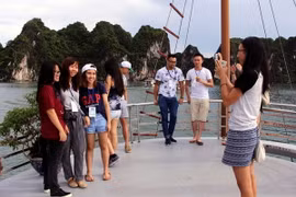 Các bạn trẻ tham quan VỊnh Hạ Long. (Ảnh: Nguyễn Hoàng/TTXVN)