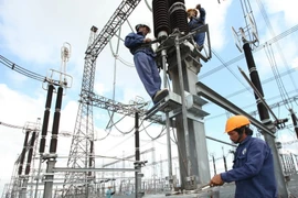 Kiểm tra hệ thống điều khiển tự động trước khi đóng điện. (Ảnh: Ngọc Hà/TTXVN)