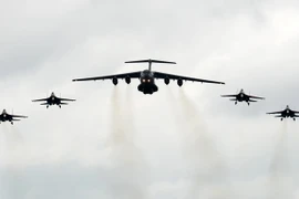 Máy bay cứu hộ Il-76 (giữa) của Nga tham gia trình diễn cùng các máy bay chiến đấu Su-27 trong một triển lãm hàng không ở Kubinka, Nga ngày 21/5 vừa qua. (Ảnh: THX/TTXVN)