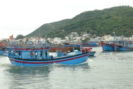 Tàu cá khởi hành chuyến đi biển dịp Tết. (Ảnh: Nguyên Lý/TTXVN)