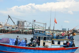 Tàu cá được lai dắt về đất liền an toàn. (Ảnh minh họa: Đinh Văn Nhiều/TTXVN)