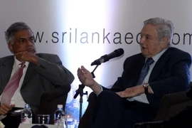 Nhà tài phiệt người Mỹ George Soros - phải. (Ảnh: AFP/TTXVN)