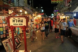 Du khách thăm quan một khu chợ đêm tại Hua Hin của Thái Lan. (Ảnh: UPI/TTXVN)