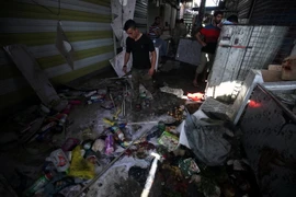 Hiện trường vụ đánh bom liều chết ở quận Shaab. (Ảnh: AFP/TTXVN)