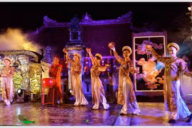 Múa dâng hoa nến. (Ảnh: Thanh Hà/TTXVN)